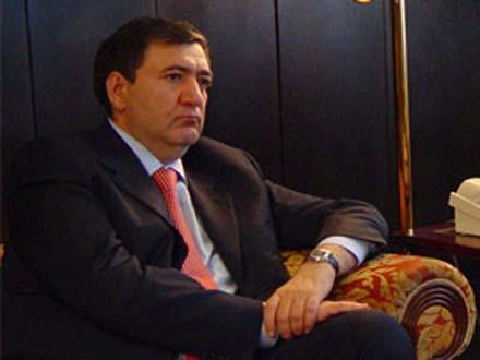 Fazil Məmmədovun adamları sahibkarlara qan uddurur Fazil Məmmədovun adamları sahibkarlara qan uddurur