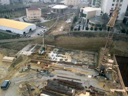 Bakının mərkəzində onlarla ailənin həyatı təhlükə altına atılıb Bakının mərkəzində onlarla ailənin həyatı təhlükə altına atılıb