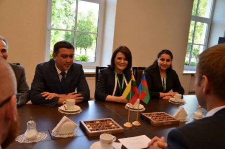 Nazirə və PA-ya kələk gələn icra başçısı... Nazirə və PA-ya kələk gələn icra başçısı...