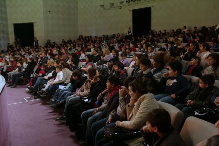 Astrid Lindqrenin “Uzuncorab Pippi” tamaşasının premyerası baş tutdu Astrid Lindqrenin “Uzuncorab Pippi” tamaşasının premyerası baş tutdu