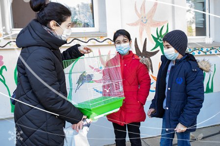 “Azercell Könüllüləri” və dostları uşaqların hədiyyə arzusunu yerinə yetirdi “Azercell Könüllüləri” və dostları uşaqların hədiyyə arzusunu yerinə yetirdi