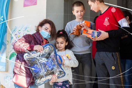 “Azercell Könüllüləri” və dostları uşaqların hədiyyə arzusunu yerinə yetirdi “Azercell Könüllüləri” və dostları uşaqların hədiyyə arzusunu yerinə yetirdi