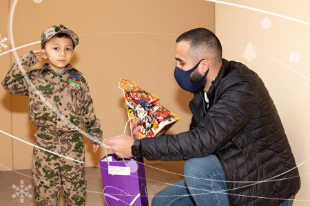 “Azercell Könüllüləri” və dostları uşaqların hədiyyə arzusunu yerinə yetirdi “Azercell Könüllüləri” və dostları uşaqların hədiyyə arzusunu yerinə yetirdi