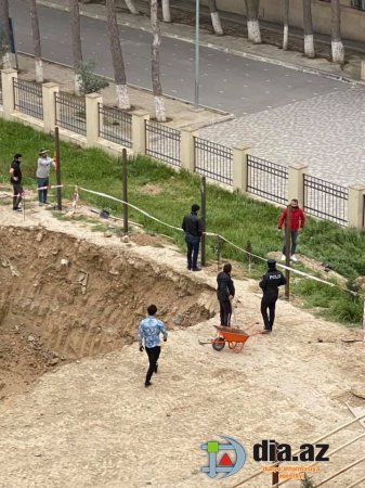 Nazir məktəbin yanında qanunsuz göydələn tikir Nazir məktəbin yanında qanunsuz göydələn tikir
