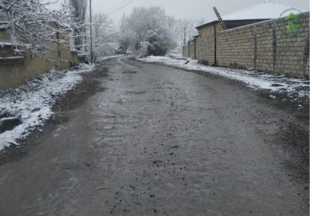 Qubada camaatla RƏSMƏN MƏZƏLƏNİRLƏR... Qubada camaatla RƏSMƏN MƏZƏLƏNİRLƏR...