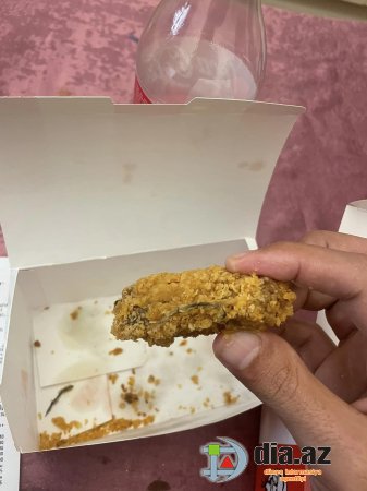 Bakıda KFC-də İYRƏNC XİDMƏT: Bişmiş toyuğun tükləri və... Bakıda KFC-də İYRƏNC XİDMƏT: Bişmiş toyuğun tükləri və...