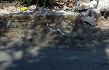 Yasamalda `JEK` müdiri yanında QOÇU GƏZDİRİR... Yasamalda `JEK` müdiri yanında QOÇU GƏZDİRİR...
