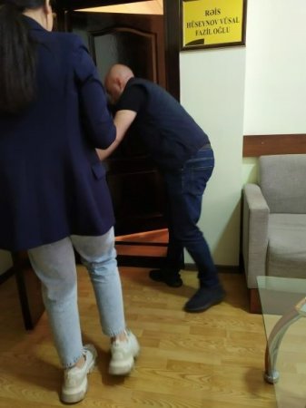 Yasamalda `JEK` müdiri yanında QOÇU GƏZDİRİR... Yasamalda `JEK` müdiri yanında QOÇU GƏZDİRİR...