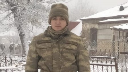 “Deyirlər, əsgər yoldaşı ilə şokolad yağına görə dalaşıb, sonra da özünü öldürüb” “Deyirlər, əsgər yoldaşı ilə şokolad yağına görə dalaşıb, sonra da özünü öldürüb”