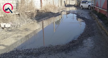 “Şəhidin yaşlı anası bu yollarda yıxıldı...” “Şəhidin yaşlı anası bu yollarda yıxıldı...”