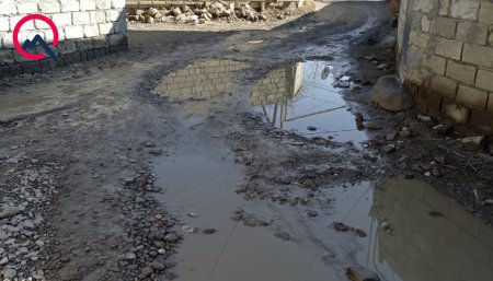 “Şəhidin yaşlı anası bu yollarda yıxıldı...” “Şəhidin yaşlı anası bu yollarda yıxıldı...”