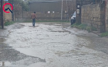“Şəhidin yaşlı anası bu yollarda yıxıldı...” “Şəhidin yaşlı anası bu yollarda yıxıldı...”