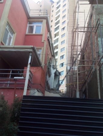 " “Luxe Home” tikinti şirkəti evimi uçurdur, başımıza armatur, mismarlı taxta düşür" " “Luxe Home” tikinti şirkəti evimi uçurdur, başımıza armatur, mismarlı taxta düşür"