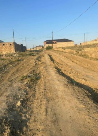 "Balaca uşaqlar palçıq içində məktəbə getməli olurlar..." "Balaca uşaqlar palçıq içində məktəbə getməli olurlar..."