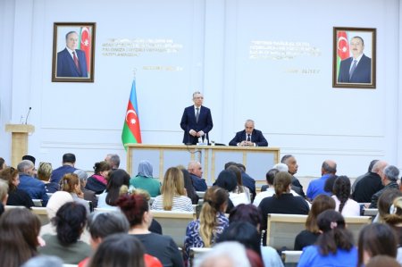 Eldar Əzizov Biləcəridə sakinlərin problemlərini dinləyib Eldar Əzizov Biləcəridə sakinlərin problemlərini dinləyib
