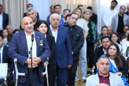 Eldar Əzizov Biləcəridə sakinlərin problemlərini dinləyib Eldar Əzizov Biləcəridə sakinlərin problemlərini dinləyib
