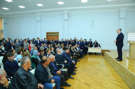 Eldar Əzizov Biləcəridə sakinlərin problemlərini dinləyib Eldar Əzizov Biləcəridə sakinlərin problemlərini dinləyib
