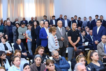 Eldar Əzizov Biləcəridə sakinlərin problemlərini dinləyib Eldar Əzizov Biləcəridə sakinlərin problemlərini dinləyib