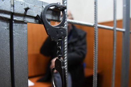 Bağça müəllimlərini söyəni döyən “Kösü” ləqəbli şəxs məhkəmə zalından həbs edildi Bağça müəllimlərini söyəni döyən “Kösü” ləqəbli şəxs məhkəmə zalından həbs edildi