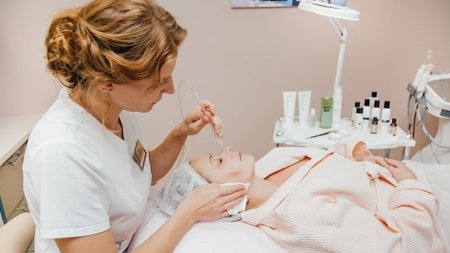Kosmetoloq müştərisinin qızllarını ələ keçirib lombarda qoydu 