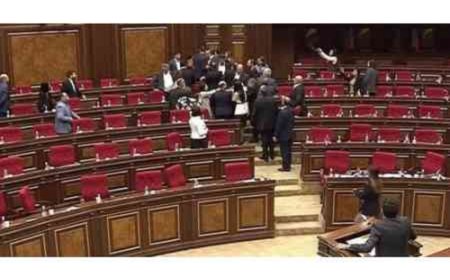 Ermənistan parlamentində vitse-spiker və deputat arasında dava düşüb Ermənistan parlamentində vitse-spiker və deputat arasında dava düşüb